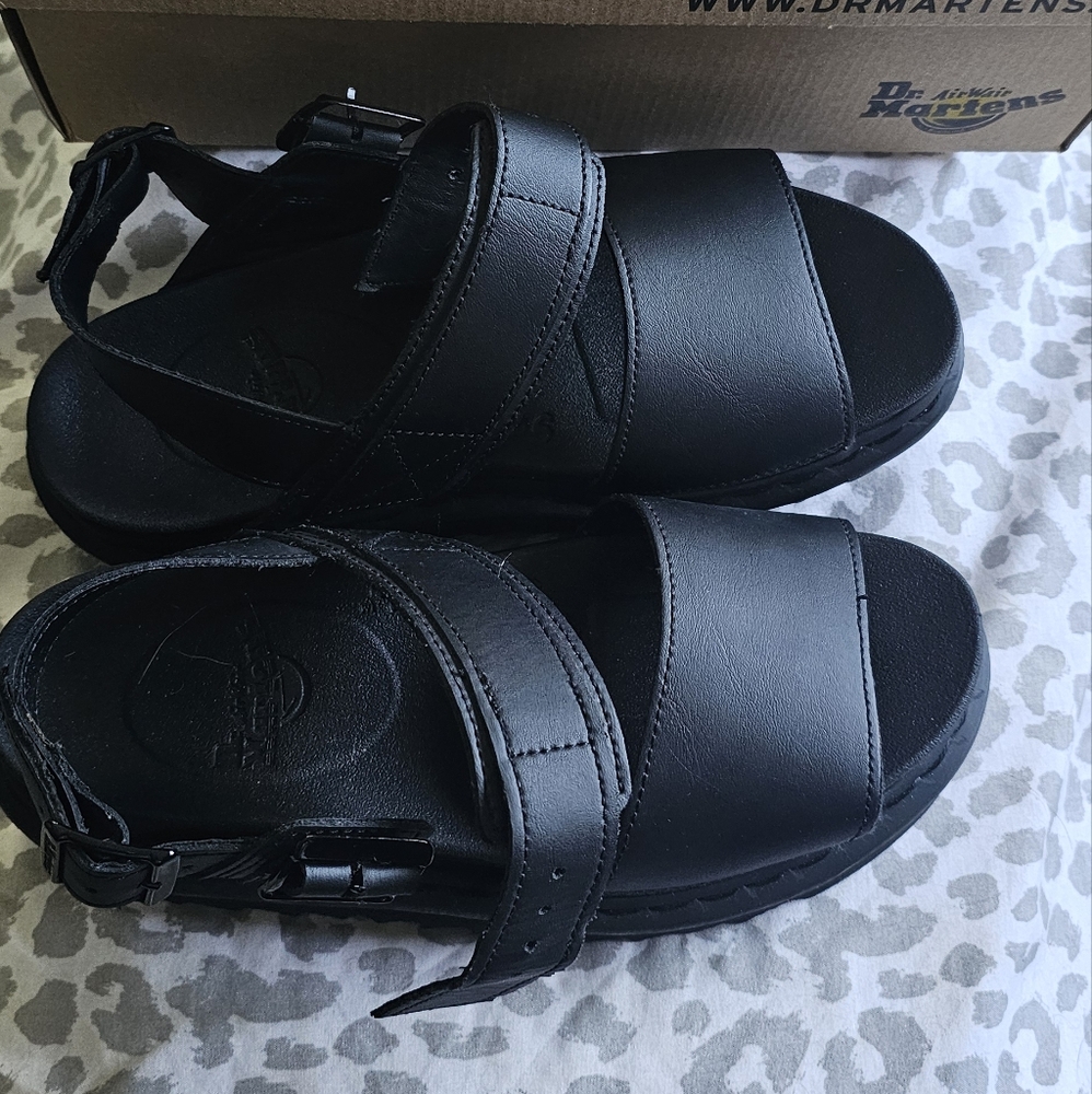 Dr. Marten Voss sandals size 6 but could fit up to 7.5 black in color